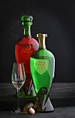 Tequila ' Chile Caliente' in grüner und roter Flasche und Glas