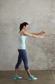 Shoulder stretch (fasciae training) – Step 2: arms crossed