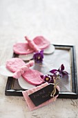 DIY Schildchen und Schmetterlinge aus rosa Filz auf schwarzem Vintage-Bilderrahmen