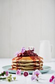 Buttermilch-Pancakes mit Erdbeerkompott und Essblüten