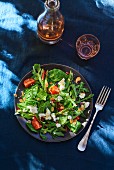 Rocket and spinach salad with tomatoes and flaked almonds