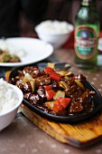 Rindfleisch mit Paprika und Zwiebeln im Restaurant (China)