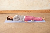 Deep relaxation (yoga) – On the mat: laying on back