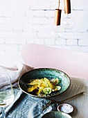 Räuchermozzarella-Auberginen-Nudeltäschchen mit Zucchini, Kürbis und gelber Tomatensauce
