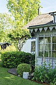 Blick auf traditionellen Wintergarten mit Holzverzierungen