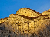 Base-Jumper: Springer am Monte Brento im Wingsuit an der Felswand, Italien