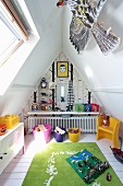 Jungenzimmer mit Spielsachen im Dachgeschoss mit Dachflächenfenster
