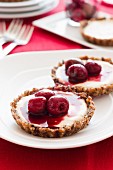 Chocolate tartlets with cherries