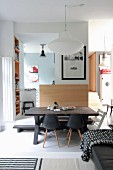 Rustikaler Holztisch mit Sitzbank und Klassikerstühlen in Wohnraum mit Podest