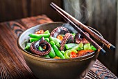 Dampfendes Gemüse mit Nudeln und Tintenfisch (Asien)