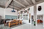 Offener Küchenbereich mit Vintage Flair in Loft mit moderner Wandgestaltung
