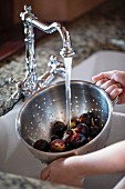 Washing figs in a colander