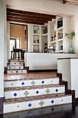 Stufen mit Terrakottafliesen in einem Split-Level-Haus