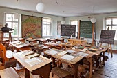 Nostalgisches Klassenzimmer mit Schulbänken und Tafeln in Dorfschulmuseum