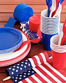 Pappteller, Pappbecher und Plastikbesteck in den Farben Rot, Weiß und Blau für ein Picknick zum 4th Of July (USA)