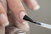 Fingernägel mit durchsichtigem Nagellack lackieren
