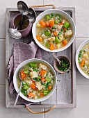 Reissuppe mit Gemüsewürfeln