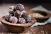 Energy bites made with nuts, cocoa and coconut oil