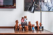 Sammlung von Bärenfiguren unter Tischlampe