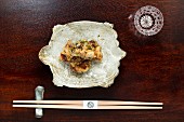 Kaiseki-Menü-Chinesische Weichschildkröte in Schälchen, daneben Essstäbchen