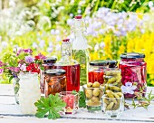 Eingemachtes Gemüse in Gläsern, aromatisierter Essig und Öl