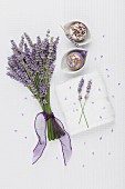 Lavendel Bouquet, Lavendel-Calendula Seifenkugel und Lavendel-Rosenblätter-Seifenkugel in Schale