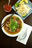 Pho Dac Biet (Nudelsuppe, Vietnam) mit Rindfleisch, Reisnudeln, Sprossen, Limetten und Basilikum