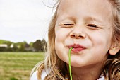 Portrait eines glücklichen kleinen Mädchens beim Essen von Süssigkeiten