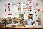 Arabisches Geschäft mit verschiedenen Snacks und Fladenbroten