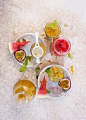 Passionsfrucht-Ingwer-Cocktail mit Gurke und Wassermelonen-Gin