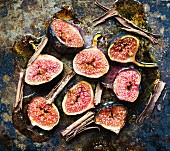 Baked figs with honey and cinnamon sticks