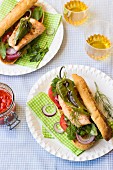 Sandwich mit Lachsforelle, Tomaten, Zwiebeln, Dill, Rucola, Petersilie und Grillpaprika