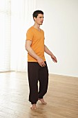 Walking nine steps on the spot (Jiuzuta, Qigong) – Step 3: raise left heel, turn torso to the left