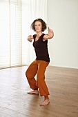Drawing the bow (qigong) – Step 4: stretch out left arm and bend right arm