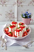 Limette-Joghurtflans mit Erdbeersauce