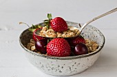 Müsli mit Erdbeeren und Kirschen im Schälchen