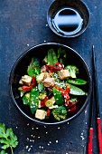 Asia-Gemüse mit Tofu und Sesam