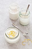 Verschiedene aromatisierte Joghurts in Gläsern