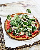 Blumenkohl-Pizza mit Ziegenkäse und Spinat