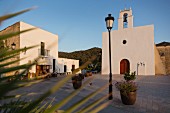 Kirche, Dorfplatz und Restaurant Can Berril Vell in San Agustin des Vedra (Ibiza, Spanien)