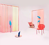 Arrangement verschiedener Gartenmöbel, weißem Sonnenschirm und Accessoires in pastellfarbenem Studio