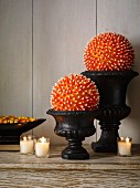 Dekokugeln aus Candy Corn in Pokalvasen als Halloweendekoration