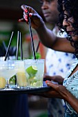 Verschiedene Cocktails auf Tablett beim karibischem Buffet