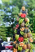 Exotische Früchtepyramide auf karibischem Buffet