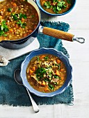 Herzhafte Suppe mit Gemüse und Fleisch