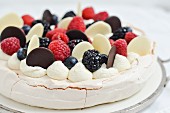 Pavlova mit Sahne, Himbeeren und Heidelbeeren