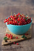 Redcurrants in a turquoise bowl