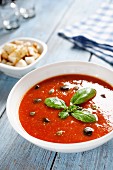 Panzanella-Suppe mit Tomaten, Basilikum und Croûtons