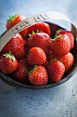 Erdbeeren in Schälchen mit Schriftzug 'All 4 U' auf Henkel