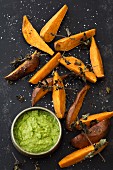 Vegane Süßkartoffel-Wedges aus dem Ofen mit Avocadocreme
